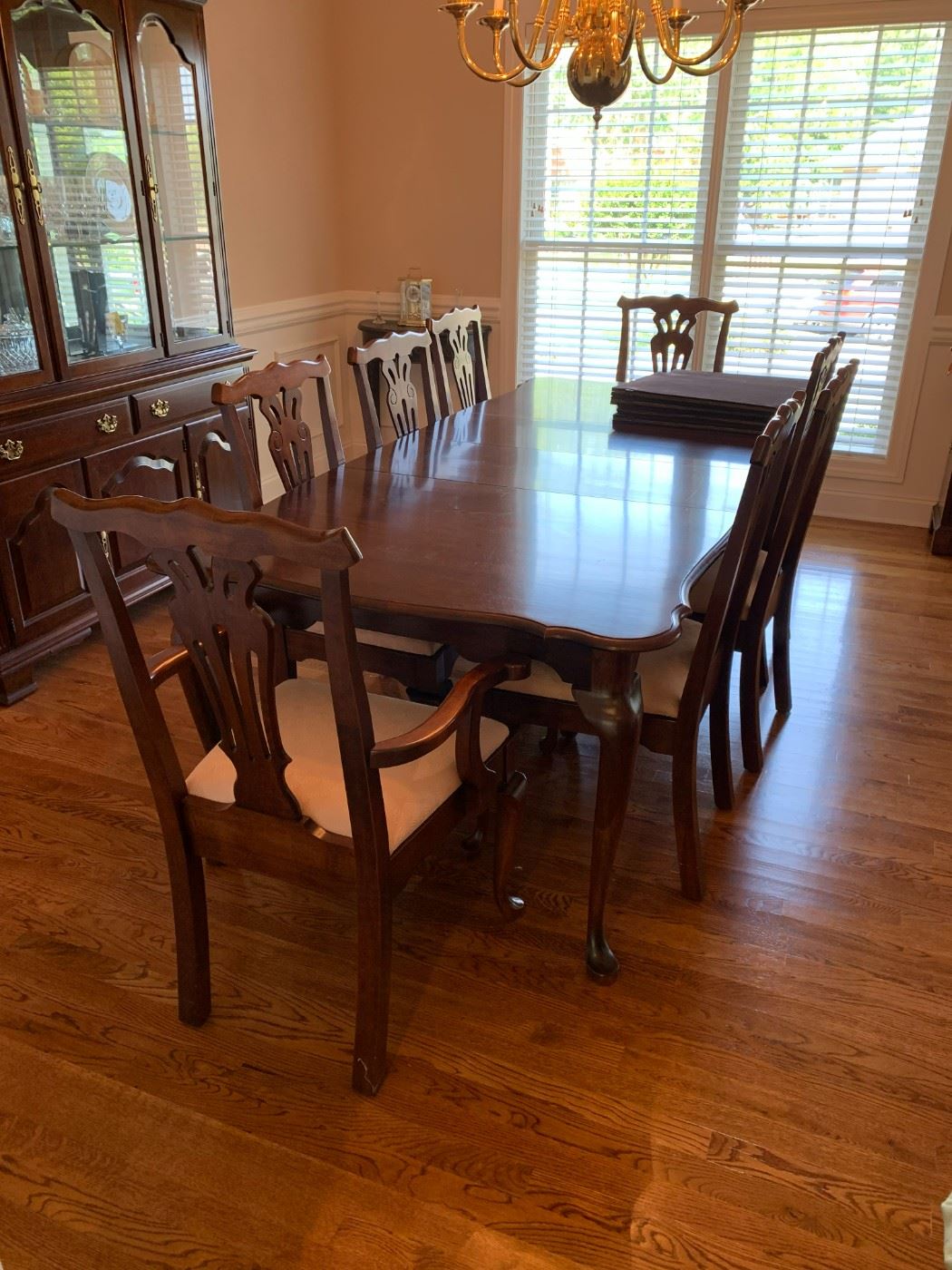 #1	Dunlamor Inc dining table w/8 chairs (2 captains Chairs)  62-92x41x29	 $375.00 			
