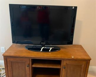 #44	Ent.  Center w/2 doors & 1 Shelf - 50x20x24	 $40.00 			
#45	Samsung TV  Model 40"TV  LN40A450C1D w/remote	 $40.00 	sold		
