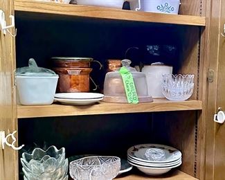 Lovely sizes of complete Corning ware and other cooking items. 