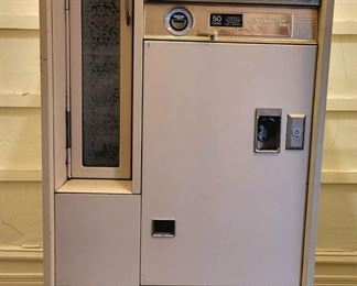 Vintage Dr. Pepper Vending Machine - price is firm & does not reduce - working condition