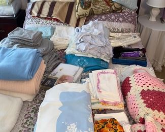 Bedding, tablecloths and blankets 