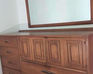 Broyhill Sculptra MidCentury Dresser with Mirror