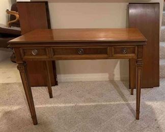 Regal Expanding Table With Four Leaves 