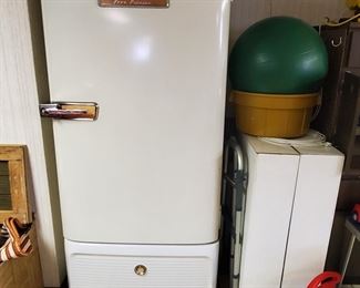 Look at this beauty!!!! Freezer with key...