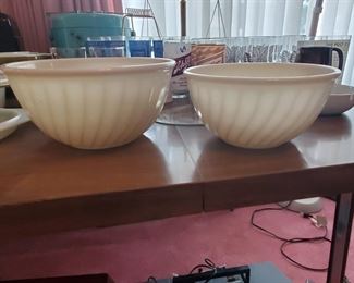 Pyrex swirl bowls