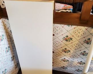 Oval table has (1) leaf