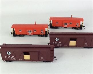 Walthers Ready-To-Run HO Scale Model Railroad Cars #932-22121 and #932-240454