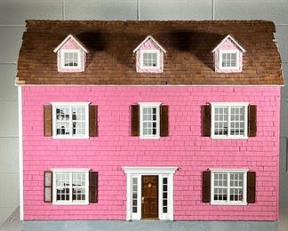 DOLLHOUSE WITH FURNITURE | Pink shingle dollhouse electrified and with dollhouse furniture and accessories. - l. 40 x w. 18.5 x h. 32 in