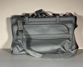 TUMI TRI-FOLD GARMENT BAG | Compact 3-fold garment bag from Tumi. - l. 21.5 x w. 3 x h. 14 in