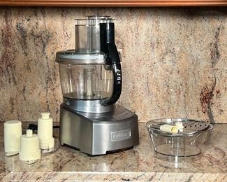 CUISINART FOOD PROCESSOR | Model FP-12DC Includes 12 cup & 4 cup work bowl, slicer, cutter, shredder, and plastic kneading attachments. - Excellent condition