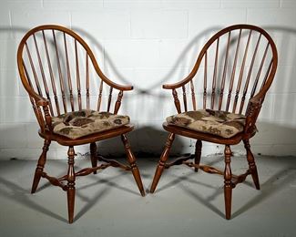 (2PC) ETHAN ALLEN WINDSOR ARMCHAIRS | A pair of Country Crossing style Windsor armchairs by Ethan Allen. - l. 25 x w. 19 x h. 40 in