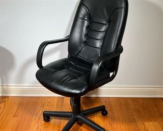 BLACK DESK CHAIR | Black Office Desk Chair with arms, and adjustable seat height. - l. 25 x w. 21 x h. 47 in (At highest extension)
