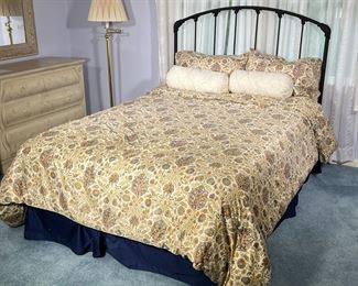 BLACK IRON BEDFRAME | Full-size bed with accented headboard in black. - l. 68 x w. 53 x h. 52 in