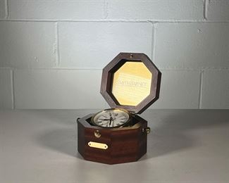 BULOVA CLOCK IN CASE | Brass Bulova presentation Clock in wood case. Battery-operated Model :B7910. - l. 5.5 x w. 5.5 x h. 4 in