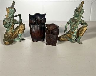 (4PC) INDIAN MUSICIANS & OWLS | (2) Verdigris and gold-colored metal Indian musicians and (2) Wooden Owls marked Philippines. - l. 3.5 x h. 6 in