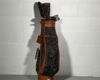 GOLD CLUBS & DAIWA GOLF BAG | Includes: TaylorMade Chaska driver, TaylorMade putter, Rawlings putter, and a full set of Daiwa clubs with various balls and tees in bag. -l. 13 x w. 9 x h. 36 in