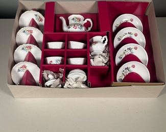 CHILD’S TEA SET GERMANY | Roehler Collection Tea Set Tea Pot, Puppen-Porzellan-Service, Made in Germany, including 4 cups, saucers, and plates.