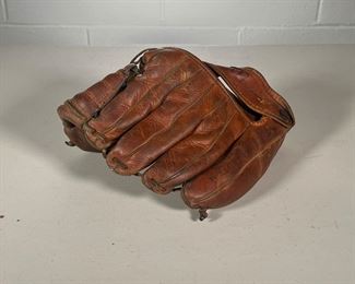 BASEBALL GLOVE: NELSON FOX MODEL | Wilson Nelson Fox Model glove Chicago White Sox. Hall of Famer. - l. 10 x w. 7 in