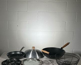 MISC COOKWARE | Assorted kitchenwares, including: wok with frying & steam rack, Calphalon frying pan with 6-egg egg coming insert, and black wire fruit bowl. - h. 5.5 x dia. 14 in (Wok dimensions)