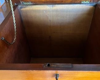 Inside picture of sugar chest