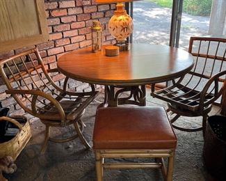 Rattan set wi swivel chairs
Mid century