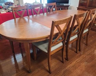 Beautiful Baker oval dining table w/2 leaves and six chairs.