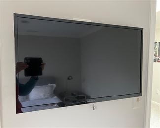 43. Insignia TV (31")