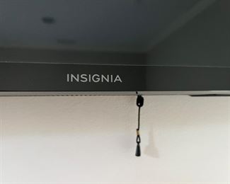 43. Insignia TV (31")