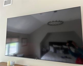60. Samsung TV (65")