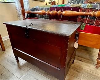 Vintage trunk, full bed