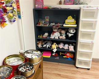 Oodles of buttons, some toys