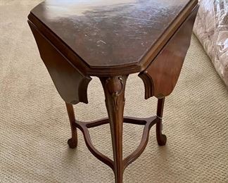 so cute and clever, small three drop leaf side table 