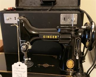 Singer 221 Featherweight sewing machine with carrying case