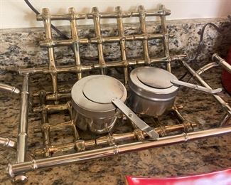 Metal casserole dish cradle
