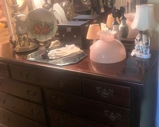 Dresser; décor
