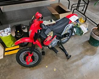  KIDS MOTORCYCLE WITH BATTERY AND CHARGER