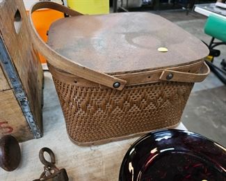 VINTAGE PICNIC BASKET