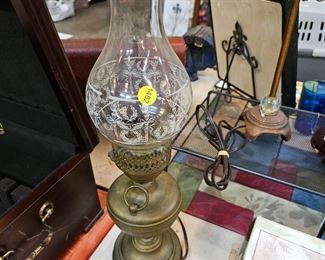  VINTAGE OIL LAMP