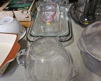  LOT OF GLASS BAKING DISHES, MEASURING BOWL, ETC.