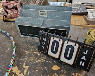 METAL TRAY/CALENDAR DECOR