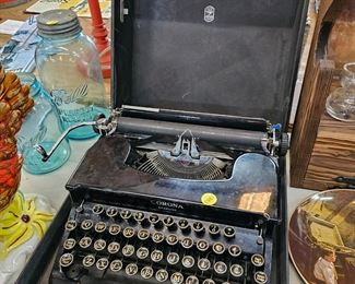 VINTAGE CORONA TYPEWRITER