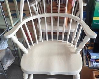 WHITE ARMED SIDE CHAIR