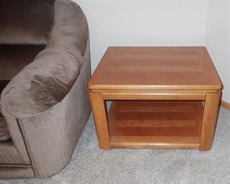 OAK END TABLE
