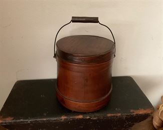 Very small firkin with bail handle 