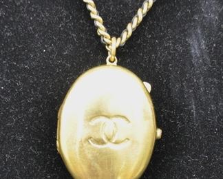 1994 CHANEL FALL COLLECTION - CHANEL CURVED CHAIN & LOCKET