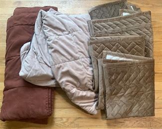 Decorative Linens & Blankets