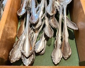 Set of Oneida Craft Deluxe Stainless Steel Silverware