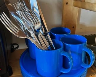 Set of 4 Blue Mugs & 4 Blue Dinner Plates
