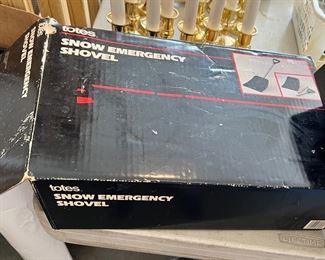 Snow emergency shovel