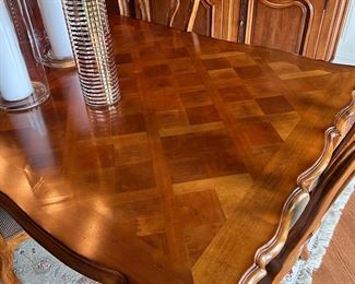 Great table with many leaves and pads 